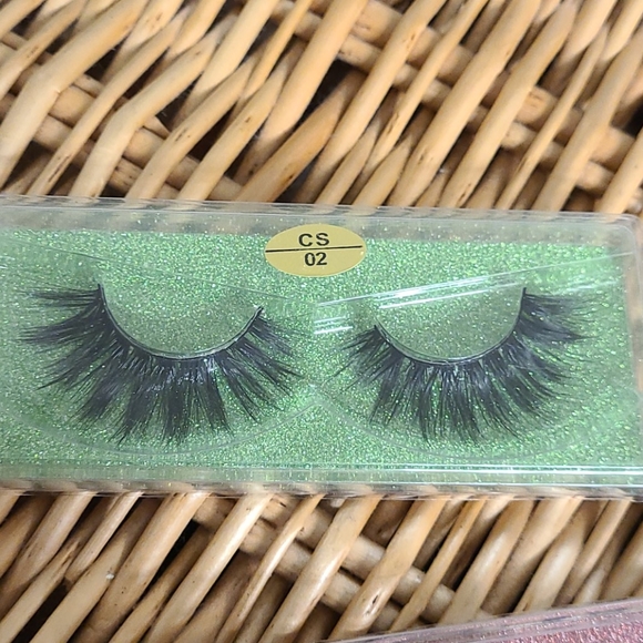 Lashes - Picture 3 of 11